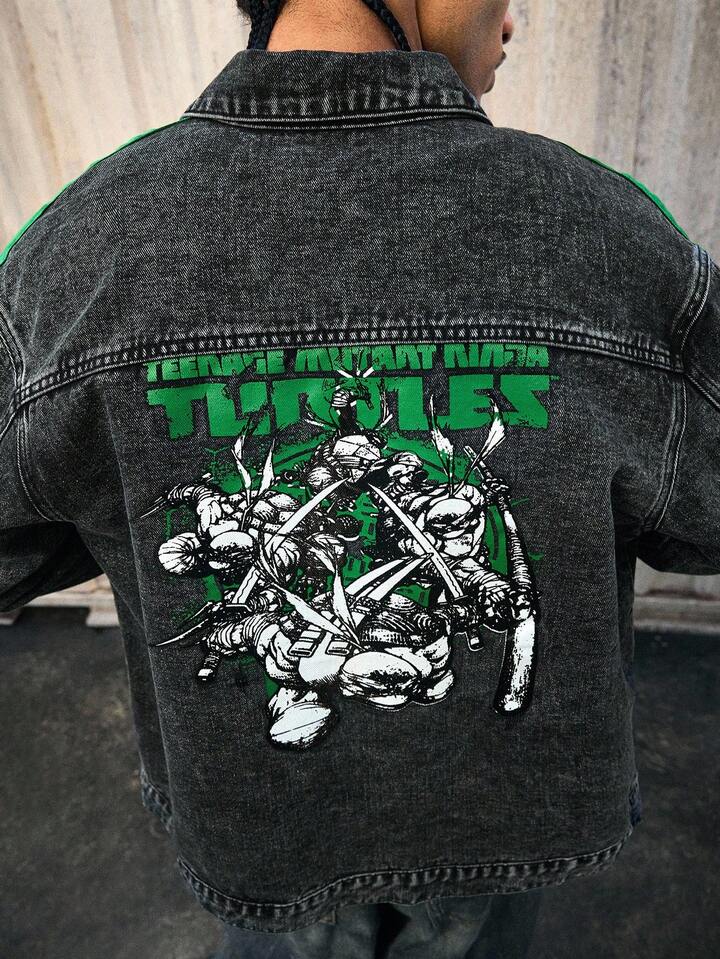 TEENAGE MUTANT NINJA TURTLES X ROMWE Men's Fashion Street Cartoon Turtle & Slogan Print Contrast Striped Side Raw Edge Flap Pocket Washed Denim Jacket