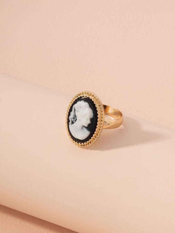 Figure Detail Ring