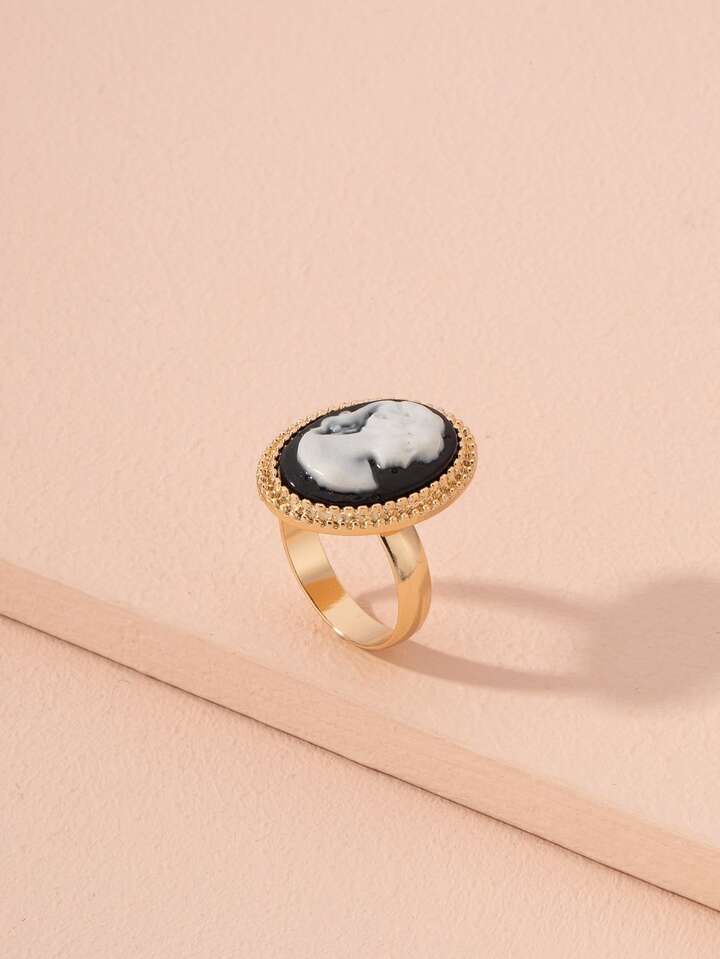 Figure Detail Ring